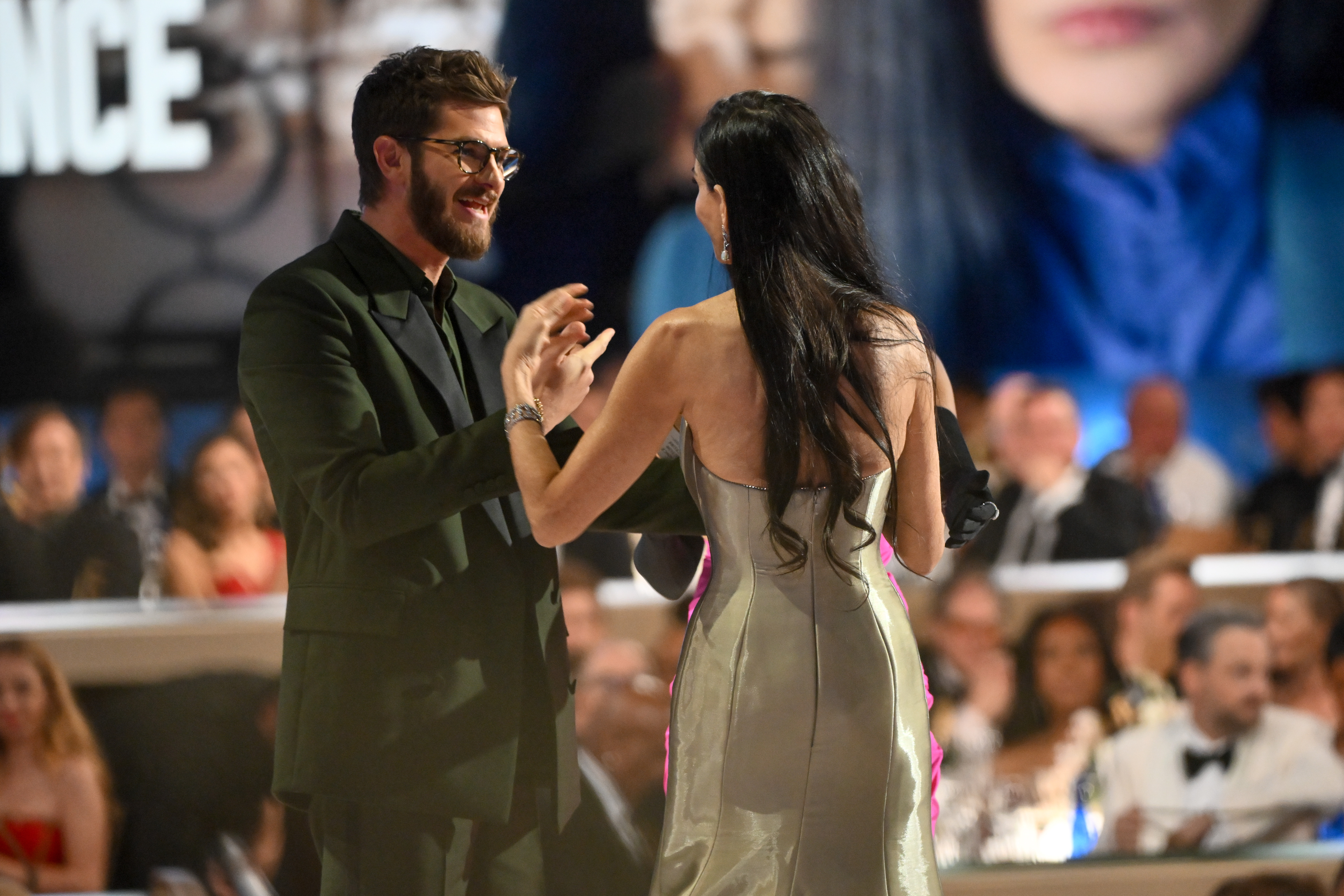 Demi Moore și Andrew Garfield ar forma un cuplu. Detaliul surprins de fani la Golden Globes. FOTO&VIDEO