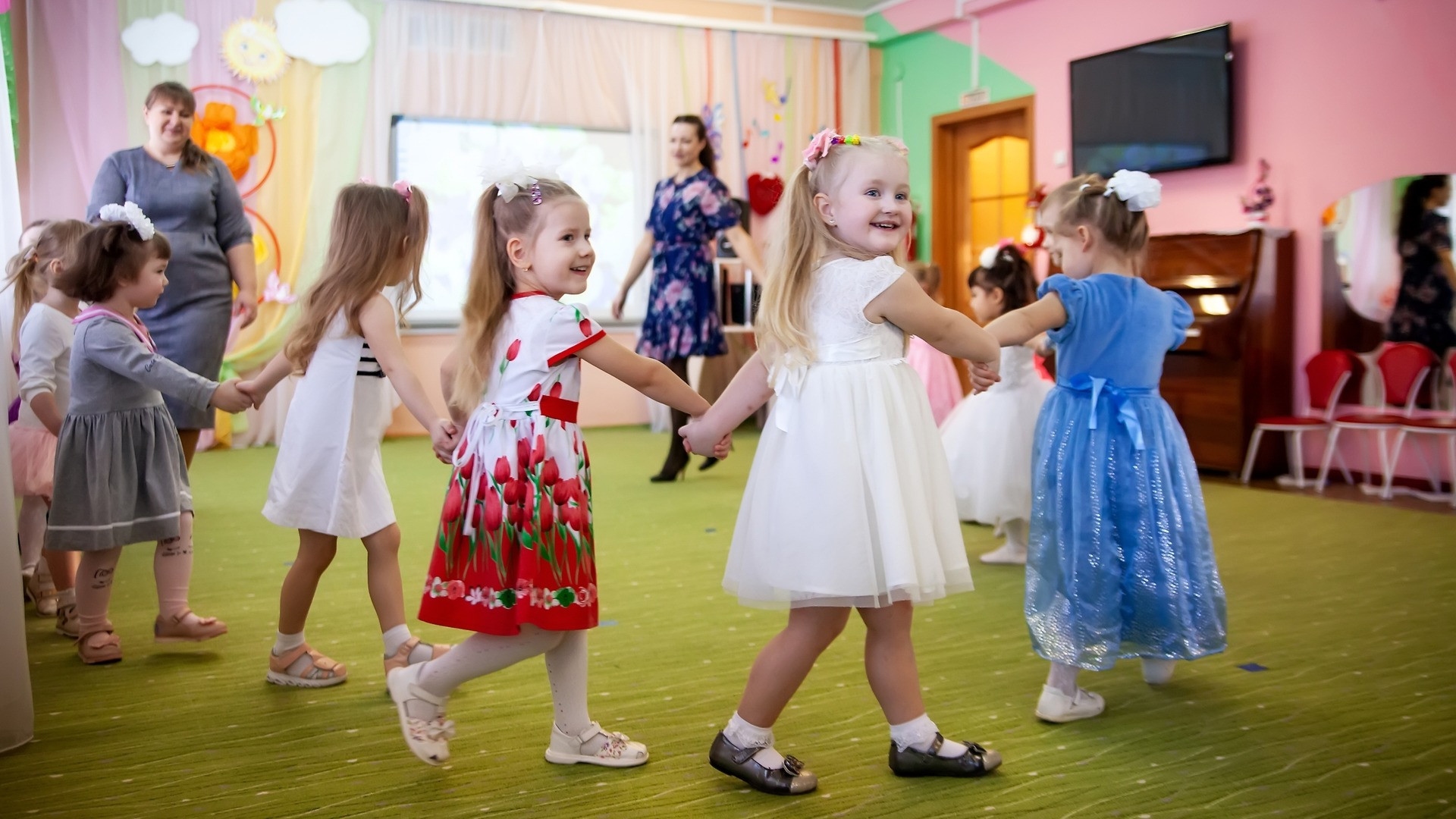 „Lecții de patriotism” în grădinițele din Rusia. Copiii, obligați să participe la orele de propagandă ale Kremlinului