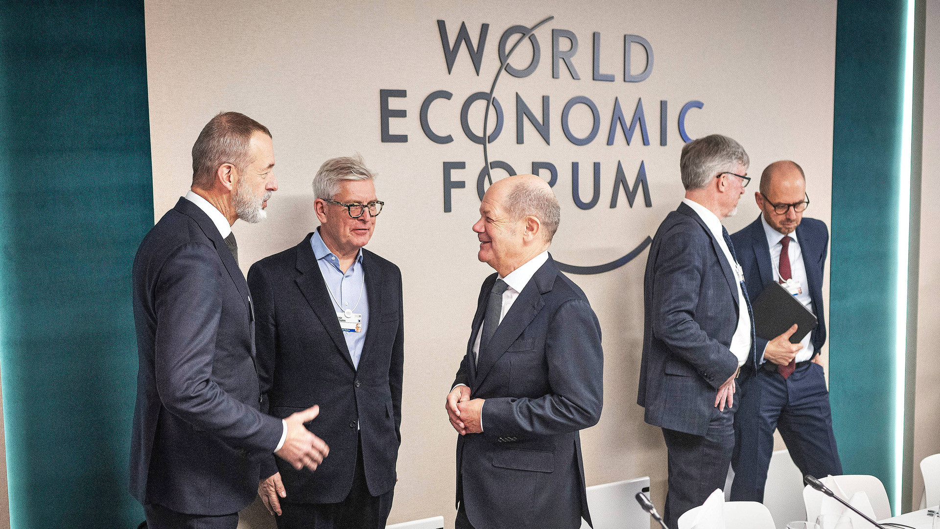 Prima zi a Forumului Economic Mondial de la Davos. Donald Trump, subiectul principal chiar dacă nu a fost prezent