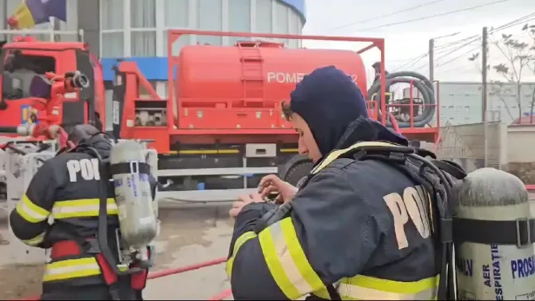 Incendiu puternic la o clădire din Slatina, pe o suprafaţă de aproximativ 10.000 de metri pătraţi