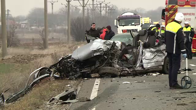 Tragedie între Craiova și Caracal. O șoferiță începătoare a încercat să depășească un TIR, ea și încă doi oameni au murit