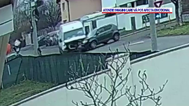 Momentul impactului dintre două mașini într-o localitate de lângă Timișoara. O femeie de 80 de ani a murit
