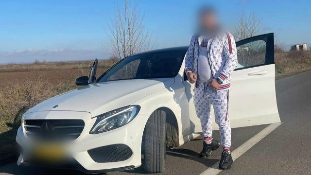 Polițiștii din Galați au reținut un șofer după o urmărire cu focuri de armă. Un apropiat al acestuia i-a sărit în ajutor
