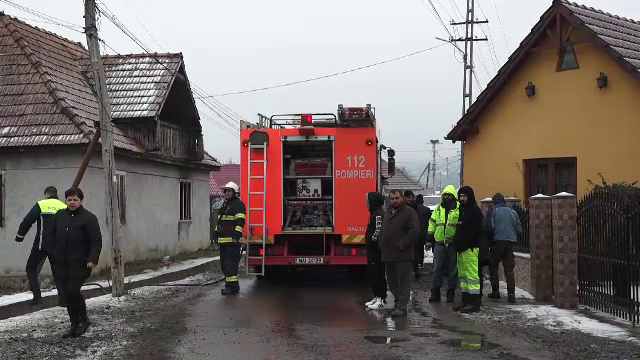 Femeie din Mureș, găsită carbonizată în propria casă. Pompierii cred că flăcările ar fi pornit de la lumânări