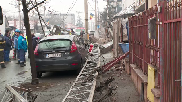 Incident pe un șantier din Cluj-Napoca. O macara de peste 10 metri s-a prăbușit pe o stradă intens circulată