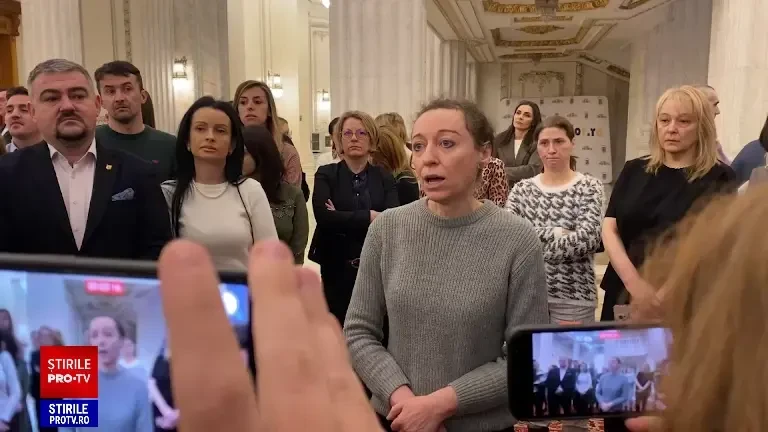 Proteste spontane ale angajaților Senatului, chiar în timp ce erau anunțate concedierile lor. Ilie Bolojan, huiduit