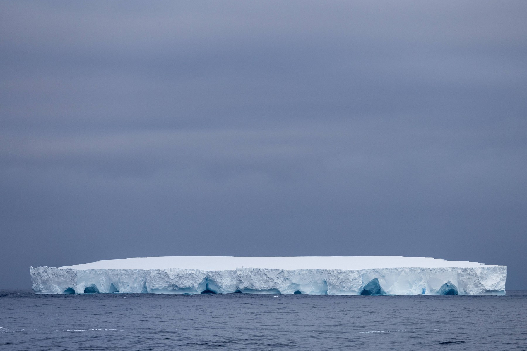 Un fragment cu o suprafaţă similară cu cea a Parisului s-a desprins din cel mai mare aisberg din lume