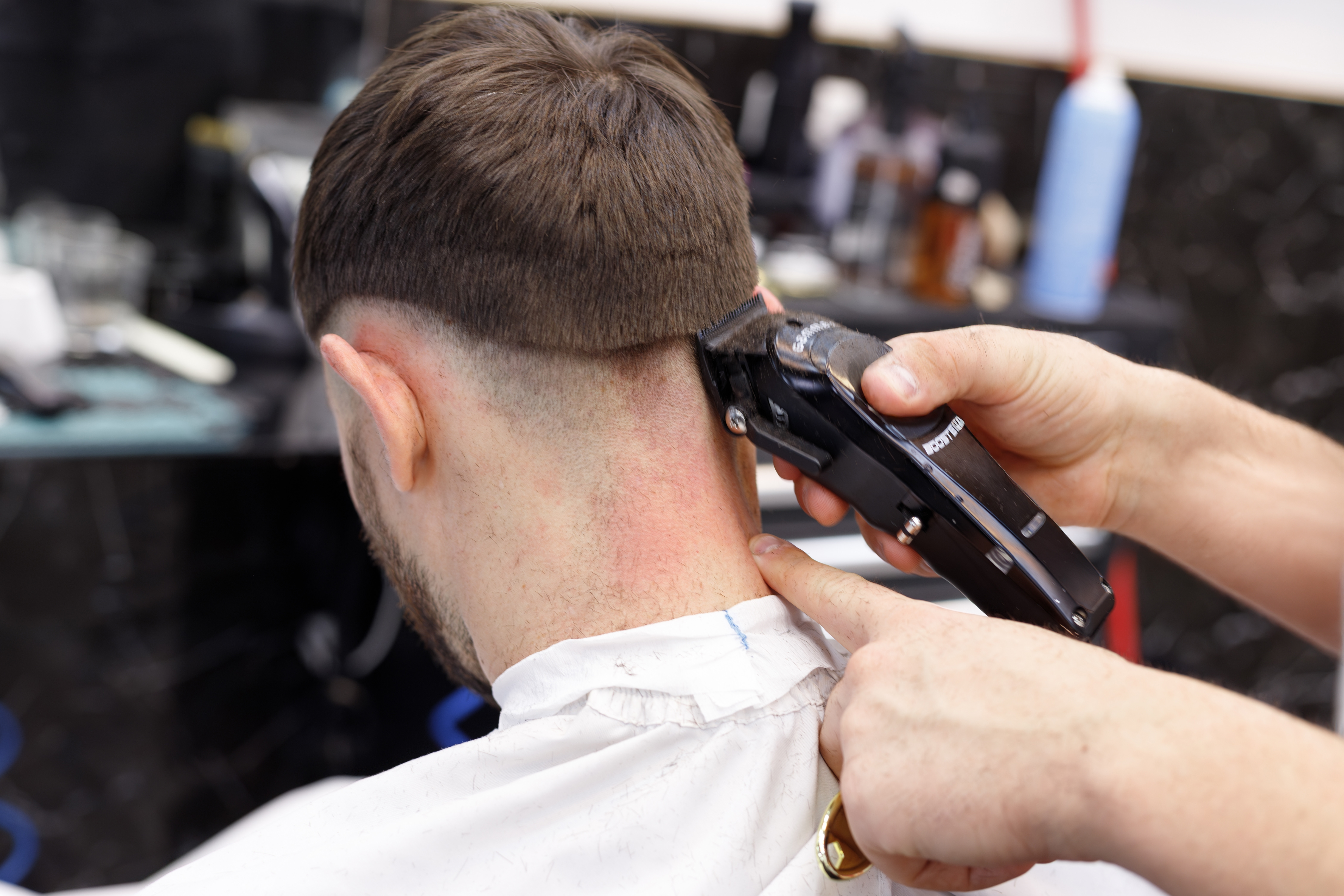 Tânăr ținut și tuns cu forța în Timiș. Polițiștii anunță o anchetă