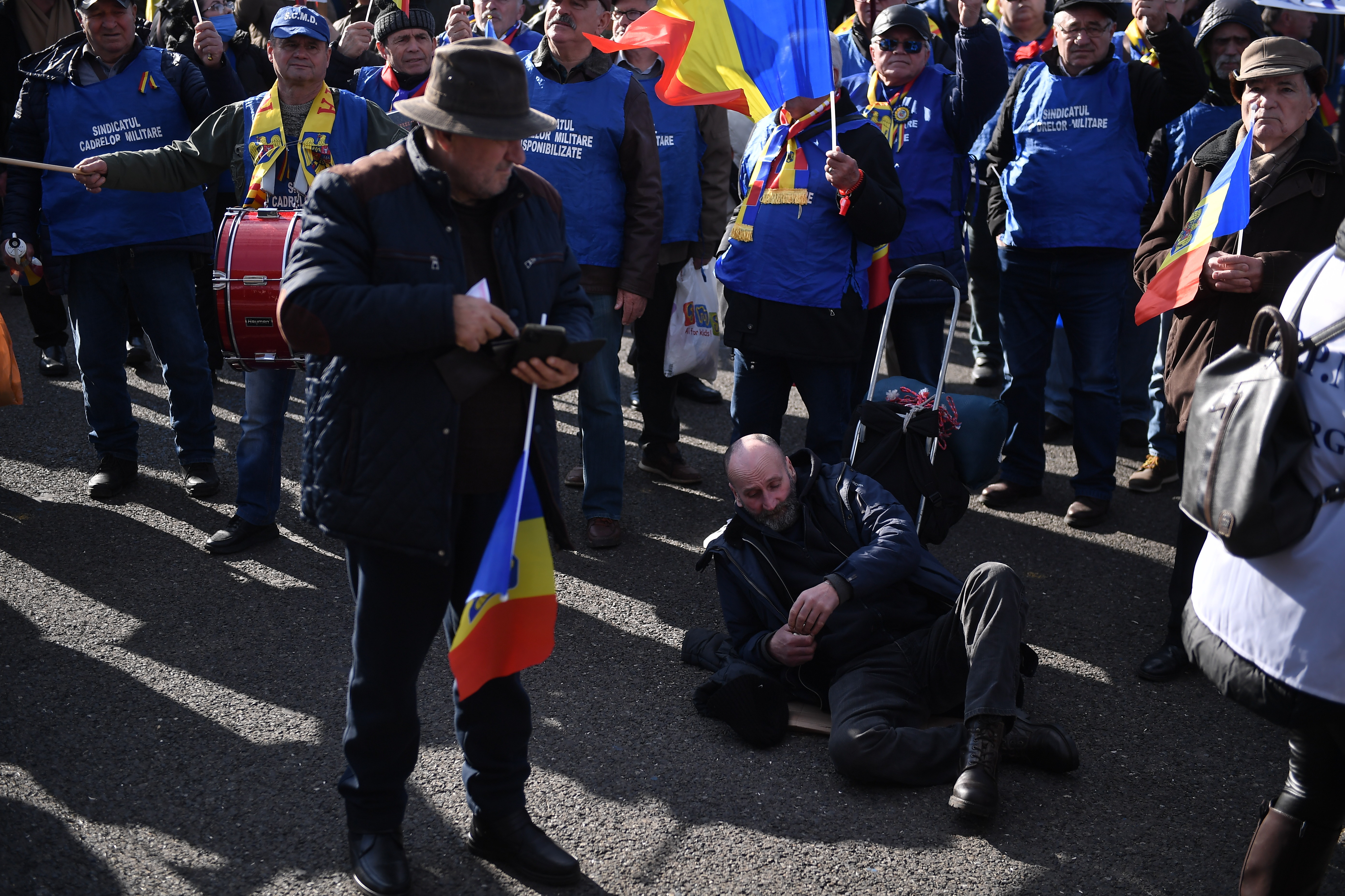 Ceferiști, militari, polițiști, mineri, pădurari și siderurgiști protestează la Guvern împotriva ordonanței „trenuleț”