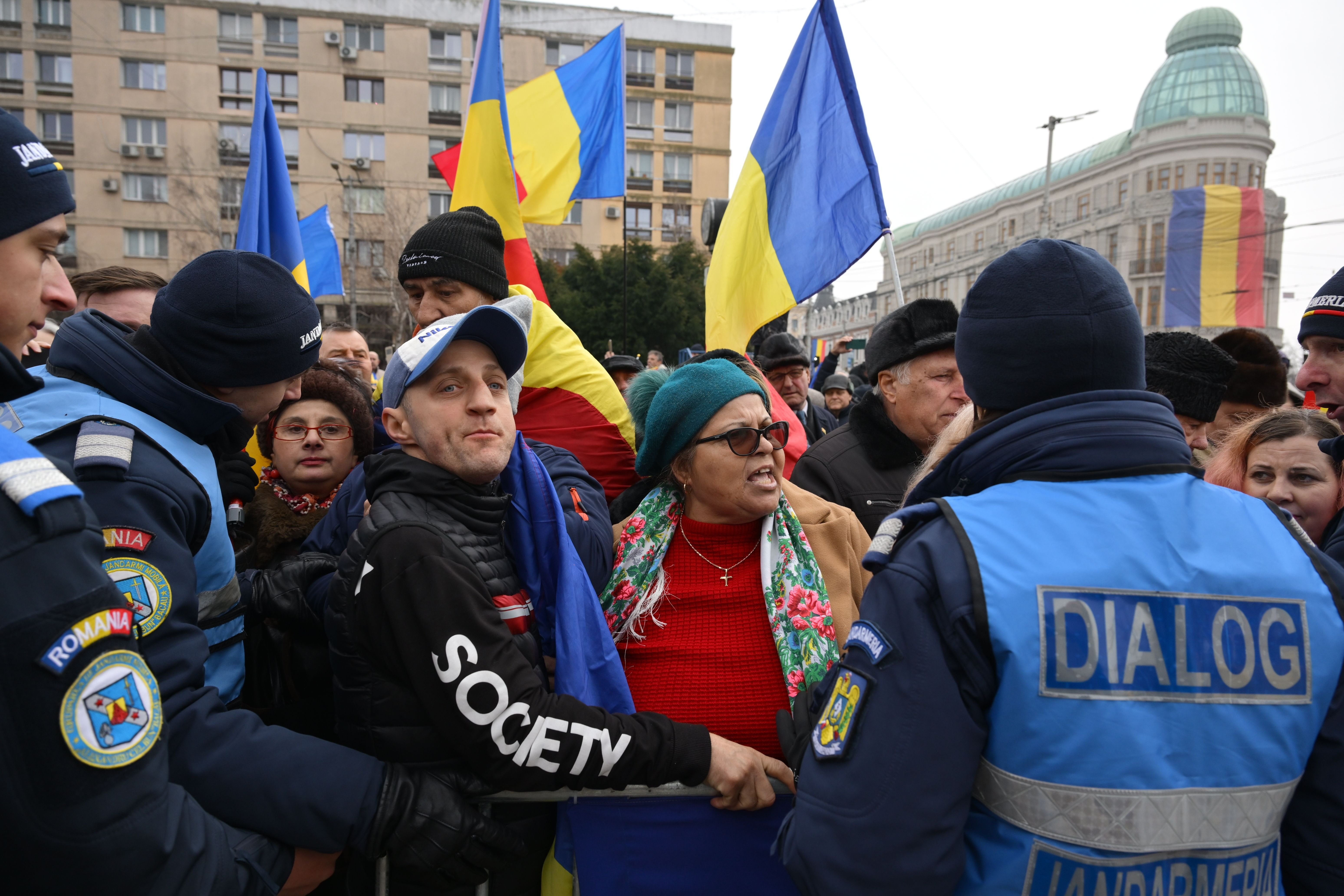 Imnul național și rugăciunea ”Tatăl Nostru”, huiduite la Iași. Protestatarii de la aniversarea Micii Uniri erau membri AUR