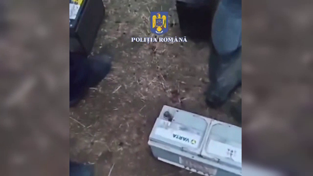 Trei tineri din Dolj au furat baterii și le-au ascuns într-un morman de bălegar ca să le vândă la primăvară