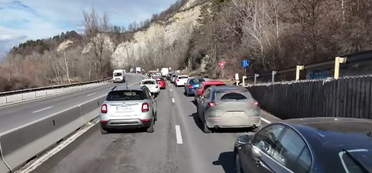 „Hora Unirii” bară la bară pe DN1. O coloană de peste 10 kilometri s-a format înainte de Comarnic