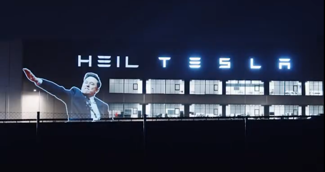 Un grup de activiști germani a protestat față de salutul lui Elon Musk: „Cumpăraţi o Tesla, susţineţi fascismul!” | FOTO