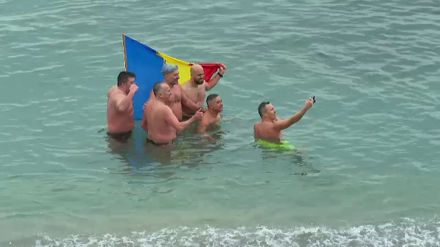Curajoșii s-au prins în horă în mare, chiar dacă temperatura era de 7 grade Celsius. „O să mai încerc asta”