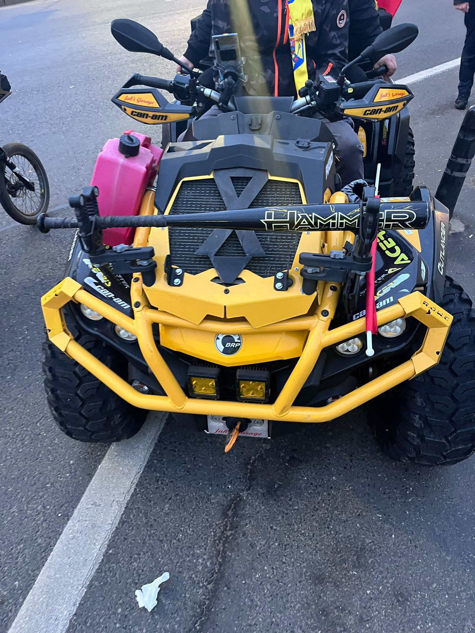 ATV dotat cu b&acirc;tă de baseball