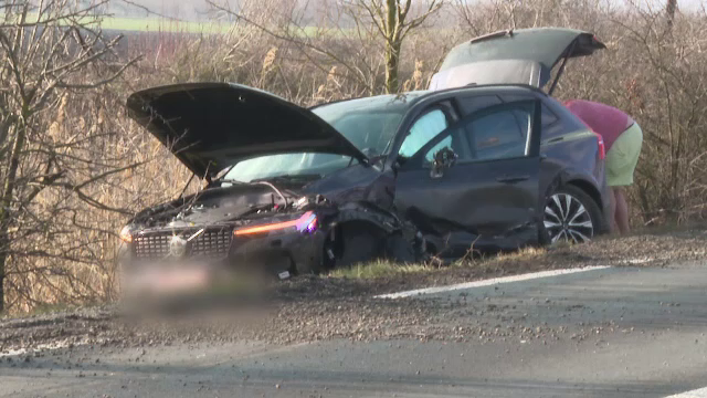 Un șofer de 66 de ani a ajuns la spital după ce a intrat pe contrasens și s-a izbit frontal de o altă mașină