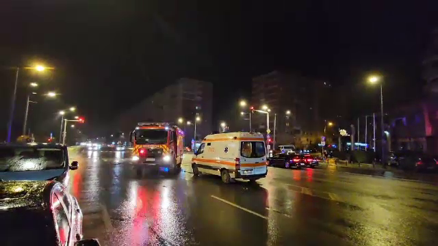 O ambulanță aflată în misiune a lovit un pieton care traversa neregulamentar, în Constanța. Pietonul a ajuns la spital