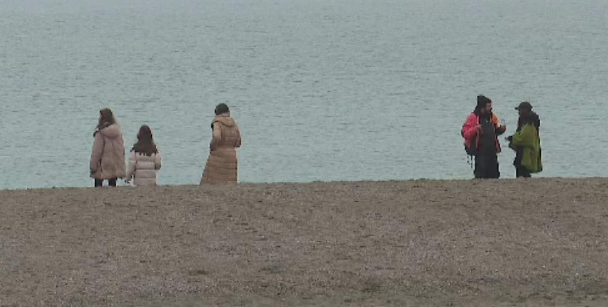 Plaje pustii și cherhanale pline. Cum au profitat turiștii de vremea nefavorabilă pe litoral