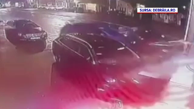 Momentul în care un șofer a pierdut controlul mașinii și a lovit patru autoturisme parcate. VIDEO