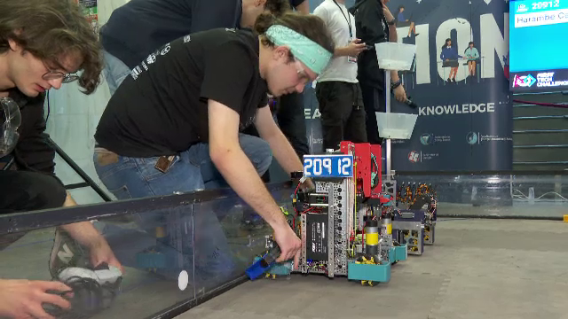 „Bătălia viitorului” s-a dat la Arad. Liceeni s-au „duelat” în roboți care mai de care mai avansați