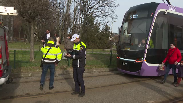 Femeie, lovită de tramvai în Timișoara când traversa pe roșu. Vatmanița nu a reușit să oprească la timp