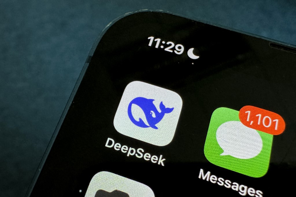 Startup-ul chinez DeepSeek a depășit ChatGPT în App Store. Scădere generală a burselor la nivel global
