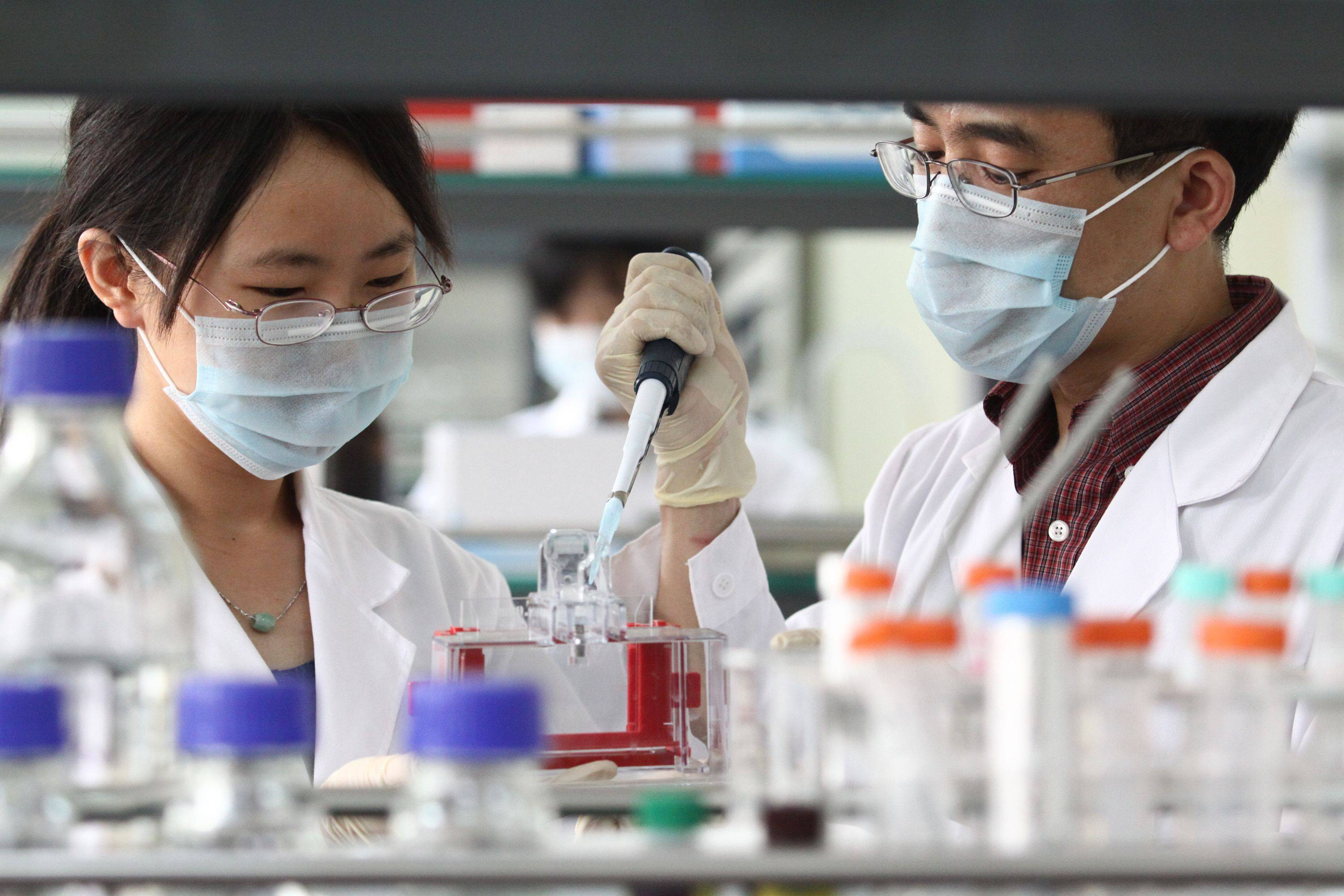 China insistă: SARS-CoV-2 nu a „scăpat” din laboratoarele sale. CIA invocă ”bunul simț”