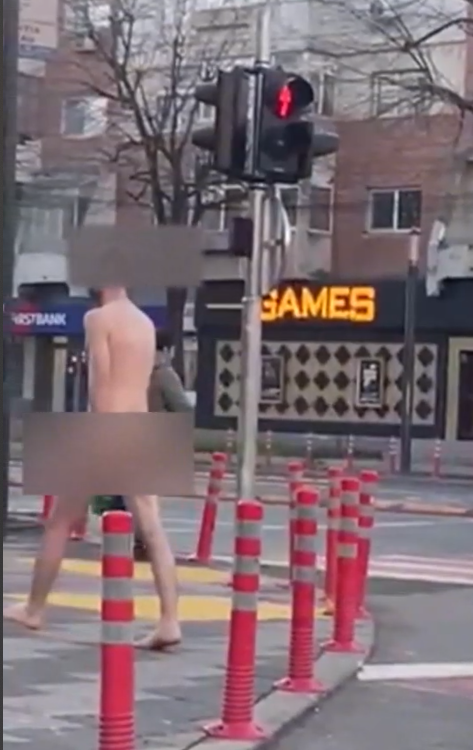 Un bărbat care era dat dispărut de familie a fost observat în timp ce mergea complet dezbrăcat pe o stradă din Buzău