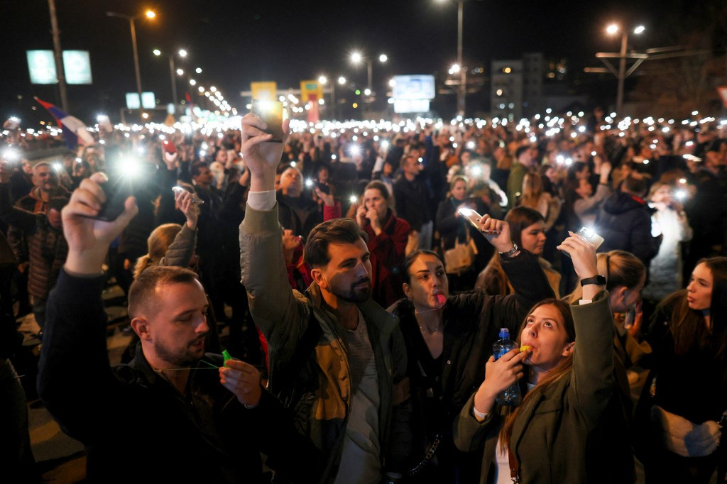 Studenții sârbi au blocat un important nod rutier din Belgrad și pun presiune pe autorități. Fermierii le-au sărit în ajutor