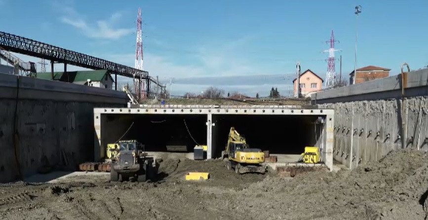 Craterul de pe șantierul din Timișoara, unde se lucrează pentru un pasaj rutier, a fost acoperit