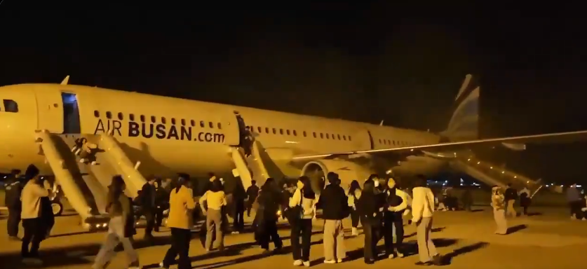176 de persoane au fost evacuate după ce un avion a fost cuprins de flăcări pe pistă, în Coreea de Sud. FOTO & VIDEO