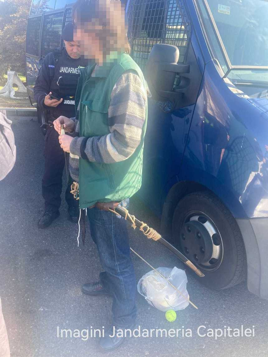 Un tânăr se plimba prin fața Guvernului cu o sabie la brâu și un cuțit la el, ziua în amiaza mare