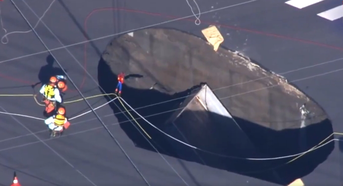 Un camion a fost înghițit de o groapă uriașă apărută în asfalt, în Japonia. FOTO & VIDEO