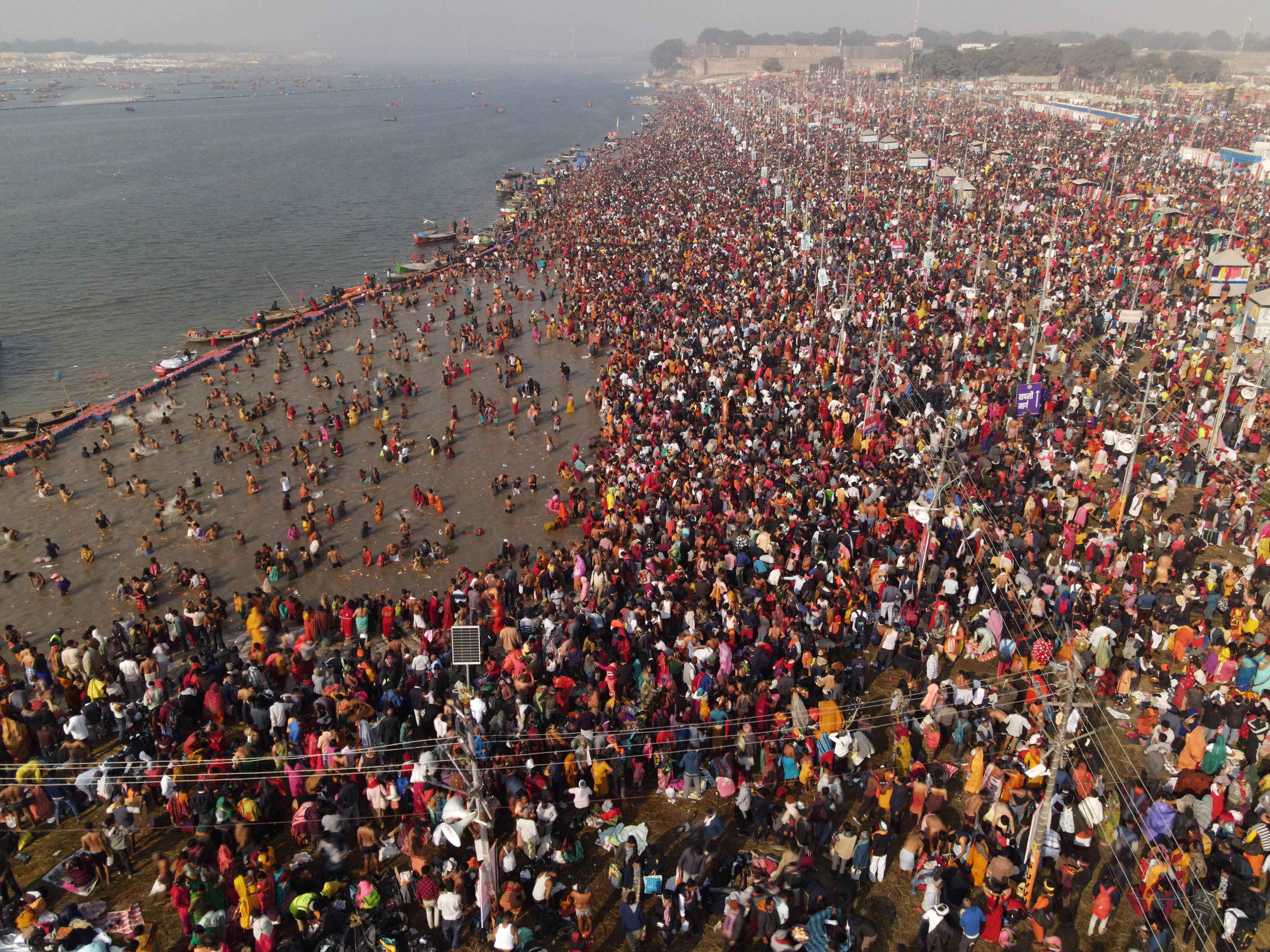 Zeci de morți într-o busculadă la Kumbh Mela, cea mai mare adunare umană din lume. ”Vin cu oase rupte, îi aduc decedați” FOTO