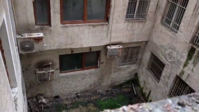 Un bărbat a căzut de la etajul patru, în Timișoara. „Vecina a auzit bubuitura, s-a uitat în bucătărie și s-a culcat la loc”