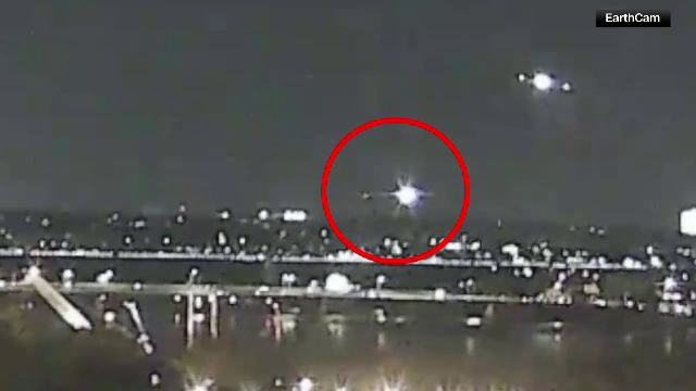 Momentul în care avionul și elicopterul militar se ciocnesc în SUA. Toți cei 67 de oameni care se aflau la bord au murit