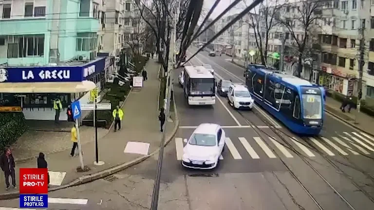 Un tramvai a pornit de pe loc fără vatman, în Brăila. Acesta coborâse pentru a schimba macazul, iar uşile s-au blocat