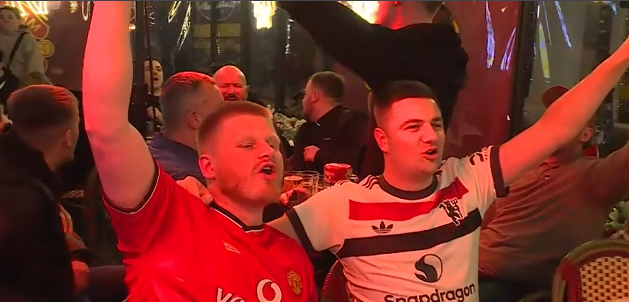 „Mereu sărbătorim la fel: liber la bere”. Centrul Vechi din București, „invadat” de fanii lui Manchester United
