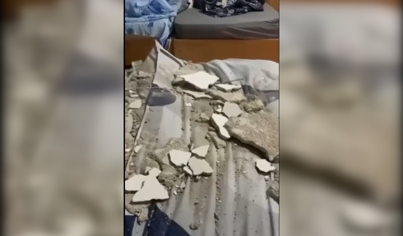 O bucată de tavan a căzut pe un pat din căminul Şcolii de Poliţie din Câmpina. „Renovări de unică folosinţă”