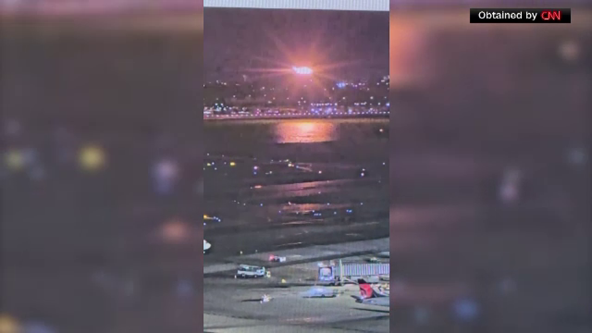 Trump dă vina pe fostul președinte Biden pentru catastrofa aviatică de la Washington. Sunt 67 de morți