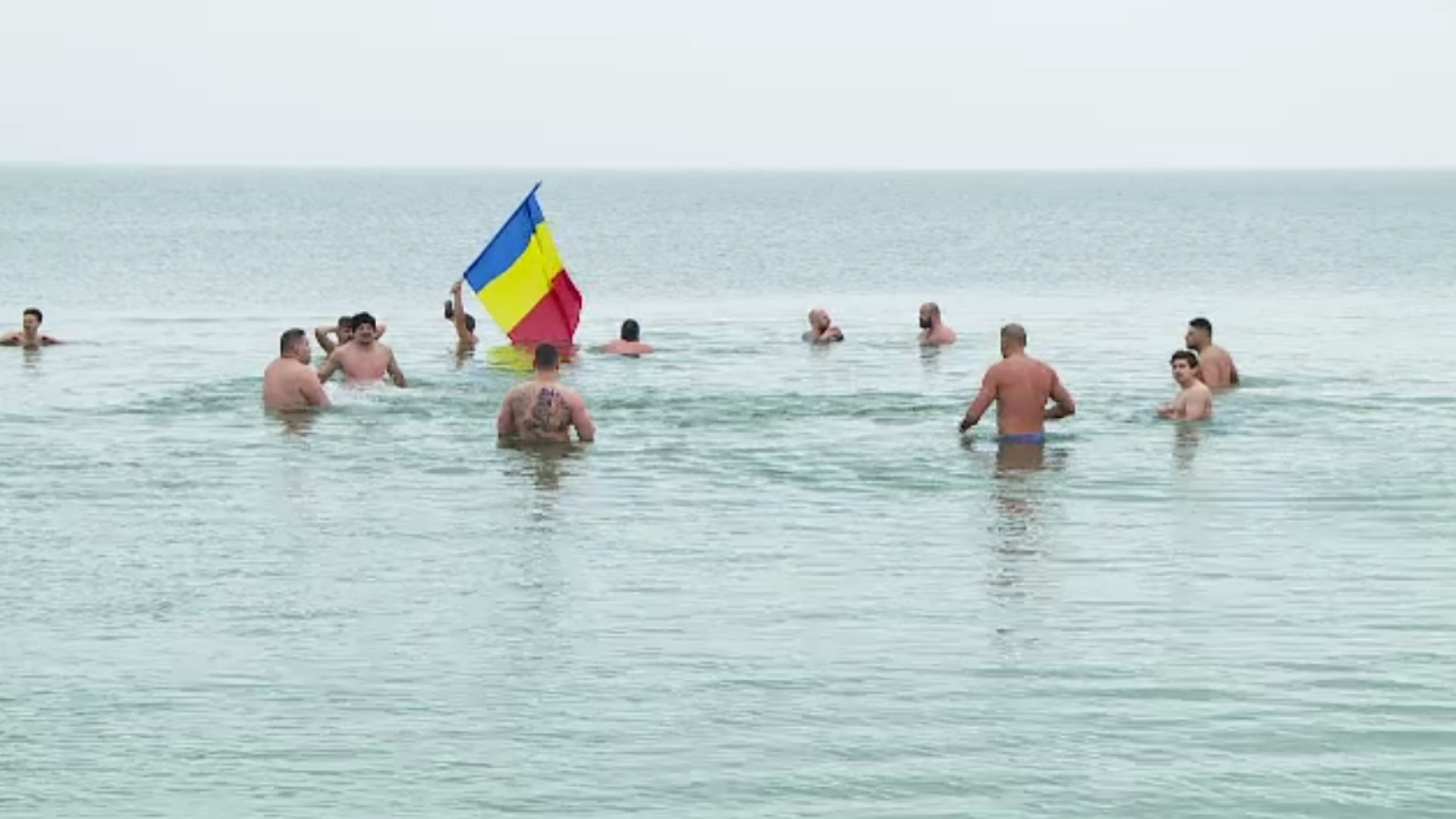 Test de rezistență în Marea Neagră. 20 de persoane s-au aruncat în valuri, la 7 grade, ca să doboare un record