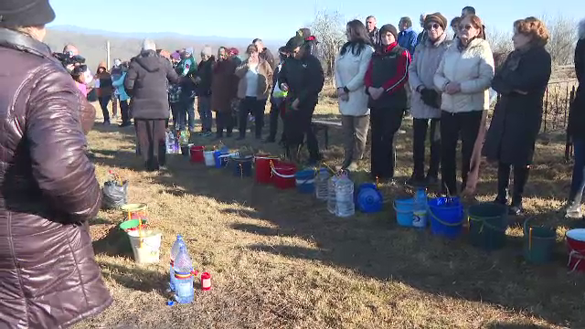 Udatul viilor și al pomilor într-o comună din Gorj, tradiție sărbătorită în prima zi din februarie. „Ai rod bun”