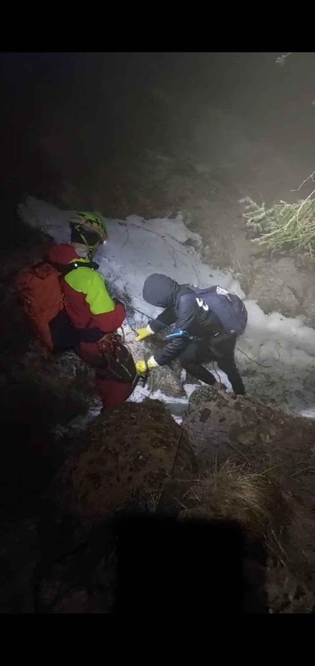 „Un pas greșit și nu mai aveam pe cine salva”. Un turist cu sneakersi în picioare, găsit pe Jepii Mici, unde rătăcise traseul