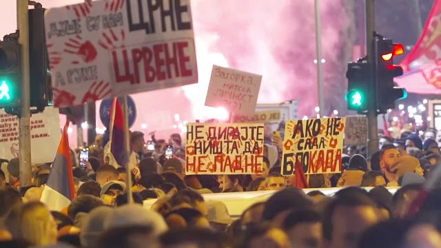 Continuă protestele în Serbia. Mii de oameni au ieșit în stradă în memoria victimelor tragediei din gara Novi Sad. VIDEO