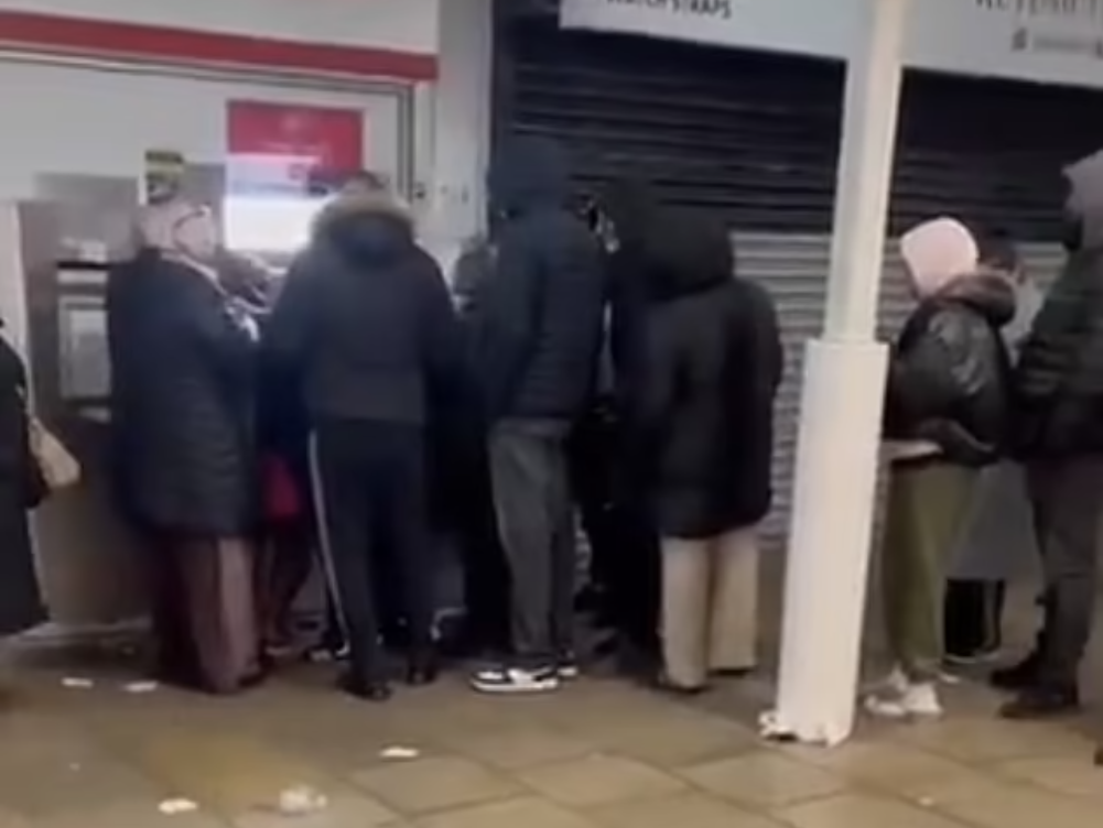 Coadă imensă la un ATM care a început să dea bani gratis, în Londra. Oamenii au aflat că trebuie să îi dea înapoi. VIDEO