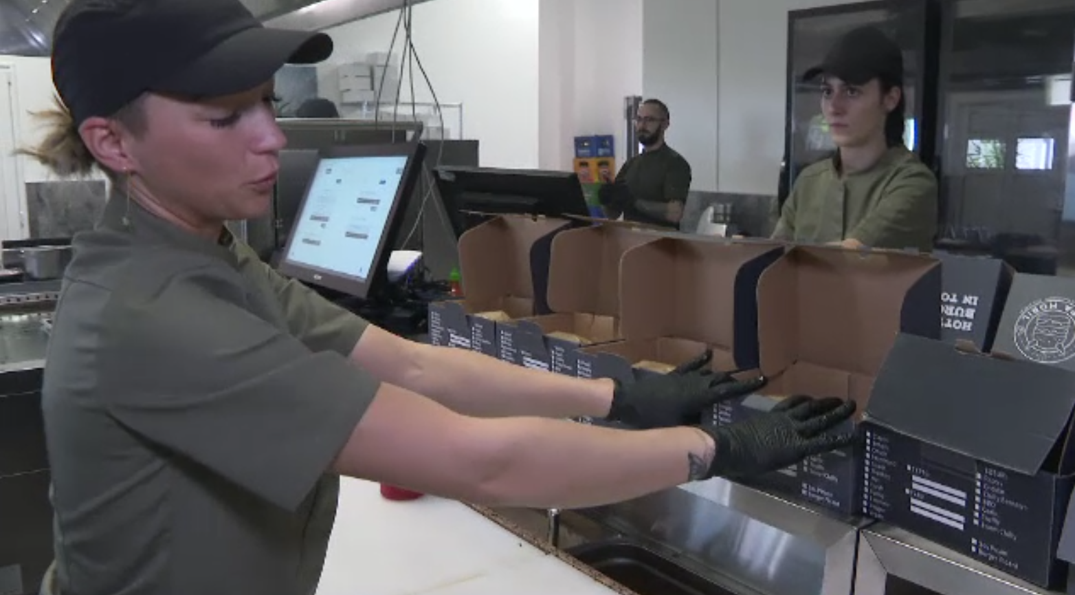 Reguli noi pentru restaurante: Agenții economici - nevoiți să le dea clienților posibilitatea să vină cu recipientele lor