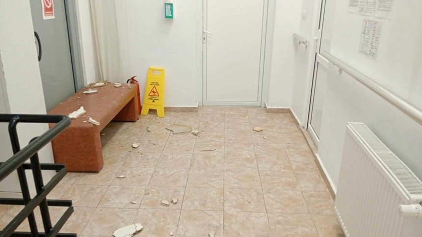O altă bucată de tavan de la Maternitatea Odobescu din Timişoara s-a prăbuşit. Primăria nu a găsit încă o soluţie. FOTO
