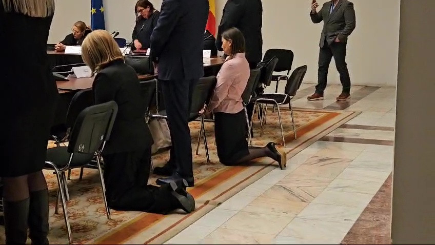 Șoșoacă a adus preoți în Parlament, care au cântat ”veșnica pomenire”. Unii parlamentari au stat în genunchi, ca în biserică