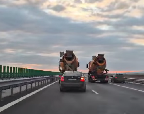 Două betoniere s-au luat la întrecere pe autostradă. Șoferii au depășit pe banda de urgență. VIDEO