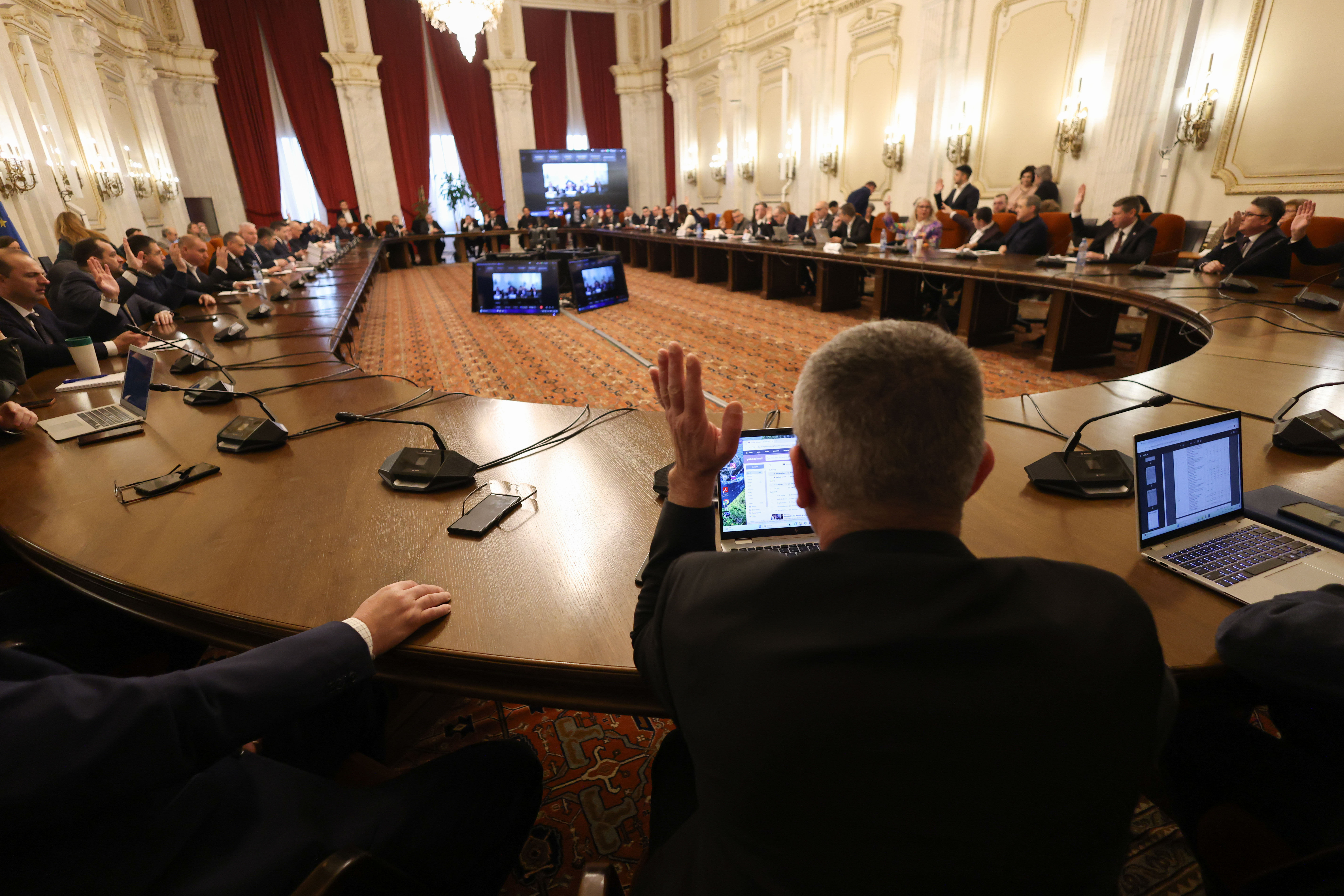 Scandal și acuzații în Parlament. Bugetul a trecut fără bani pentru pensii, dar cu fonduri controversate